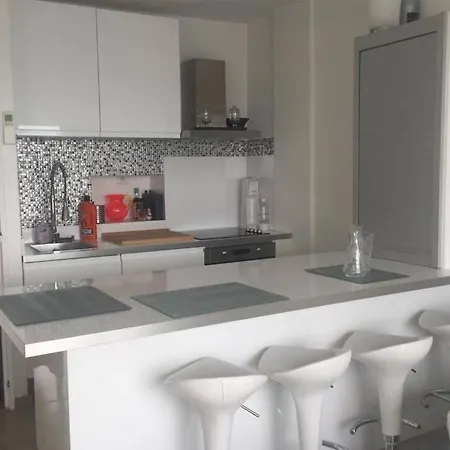 Les Pieds Dans L Eau, Vue Sur Les îles D’or Hotel