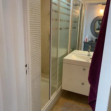 Les Pieds Dans L Eau, Vue Sur Les îles D’or *