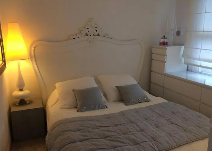 Les Pieds Dans L Eau, Vue Sur Les Iles D'or Hyères