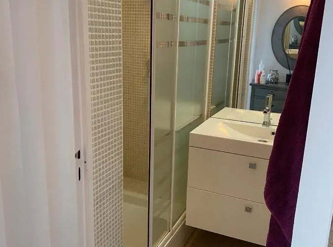 Les Pieds Dans L Eau, Vue Sur Les Iles D'or *